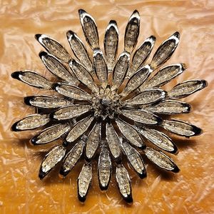 Vintage daisy brushed gold tone brooch
